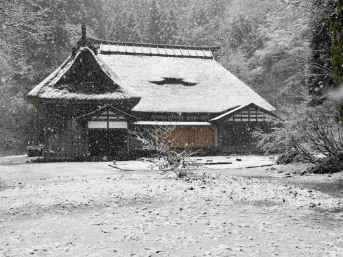 初雪で雪化粧する「飯田邸」モノトーンの世界へー