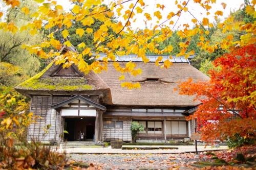 紅葉に囲まれた国の登録有形文化財「飯田邸」